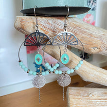 Charger l'image dans la galerie, Boucles d'oreilles Maria argentées Créole sequin et perles vert pastel