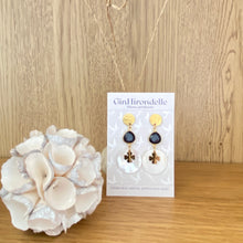 Charger l'image dans la galerie, Boucles d'oreilles Kamala Pierre blue sand stone et nacre trèfle