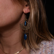 Charger l'image dans la galerie, Boucles d'oreilles Gabriella Créoles jungle laiton bronze navette émaillée bleu canard