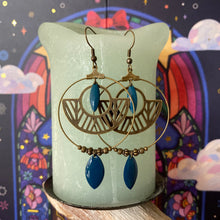 Charger l'image dans la galerie, Boucles d'oreilles Gabriella Créoles jungle navette émaillée bleu canard