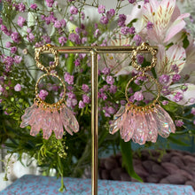 Charger l&#39;image dans la galerie, puces d&#39;oreilles Hortensia Pétales rose transparent irisé