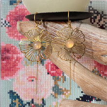 Charger l'image dans la galerie, Boucles d'oreilles minna fleur cabochon pierre quartz rose