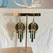 Charger l'image dans la galerie, Boucles d'oreilles Gaïa - Tissage perles semi-précieuses agate mousse et miyuki délica dorées vert sapin