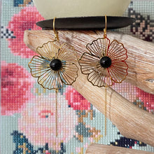 Charger l'image dans la galerie, Boucles d'oreilles minna fleur cabochon pierre onyx noir