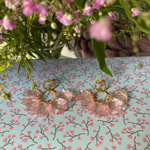 Charger l&#39;image dans la galerie, Boucles d&#39;oreilles puces Hortensia Pétales rose transparent irisé sur anneau