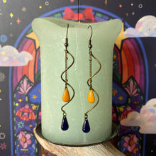 Charger l'image dans la galerie, Boucles d'oreilles Séréna Torsade bronze gouttes émaillées moutarde bleu marine