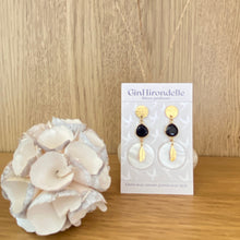 Charger l'image dans la galerie, Boucles d'oreilles Kamala Pierre blue sand stone et nacre feuille