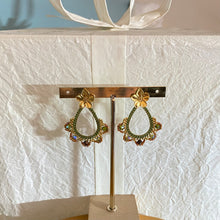 Charger l'image dans la galerie, Clous d'oreilles Teresa - Fleur et tissage vert kaki olivine  topaz dorado