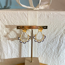 Charger l'image dans la galerie, Clous d'oreilles Teresa - Fleur et tissage blanc white opal