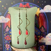 Charger l'image dans la galerie, Boucles d'oreilles Séréna Torsade bronze gouttes émaillées rouge rosé prune