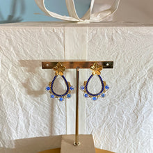 Charger l'image dans la galerie, Clous d'oreilles Teresa - Fleur et tissage navy métallisé sapphire