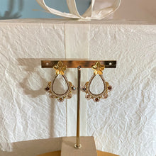 Charger l'image dans la galerie, Clous d'oreilles Teresa - Fleur et tissage beige smokey topaz