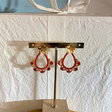 Charger l'image dans la galerie, Clous d'oreilles Teresa - Fleur et tissage rouge siam et light siam