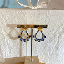 Charger l'image dans la galerie, Clous d'oreilles Teresa - Fleur et tissage bleu navy sapphire et dark spphire