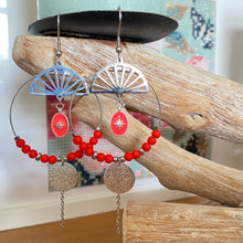 Charger l'image dans la galerie, Boucles d'oreilles Maria argentées Créole sequin et perles rouge