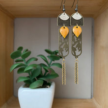 Charger l&#39;image dans la galerie, Boucles d&#39;oreilles Tatiana pendentif laurier laurier et goutte émaillée jaune moutarde