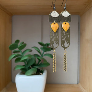 Boucles d'oreilles Tatiana pendentif laurier laurier et goutte émaillée jaune moutarde