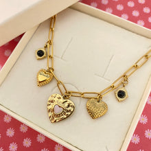 Charger l'image dans la galerie, Collier Cécilia acier inox doré Coeurs noir