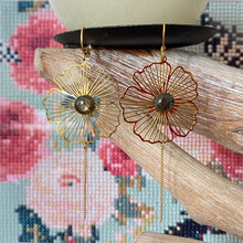 Charger l'image dans la galerie, Boucles d'oreilles minna fleur cabochon pierre labradorite