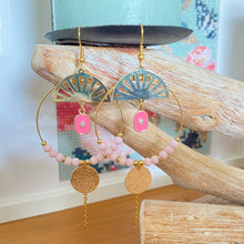 Charger l'image dans la galerie, Boucles d'oreilles Maria dorées Créole sequin rose perles rose pastel