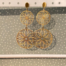 Charger l&#39;image dans la galerie, Boucles d&#39;oreilles Bella - rosaces acier inox doré