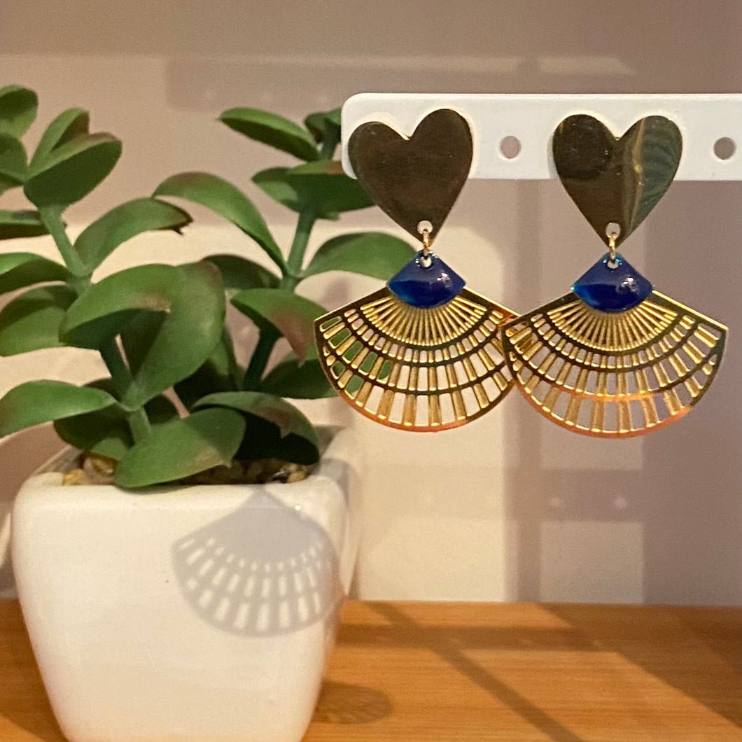 Boucles d'oreilles  puce Cléa  coeur acier doré et éventail bleu marine