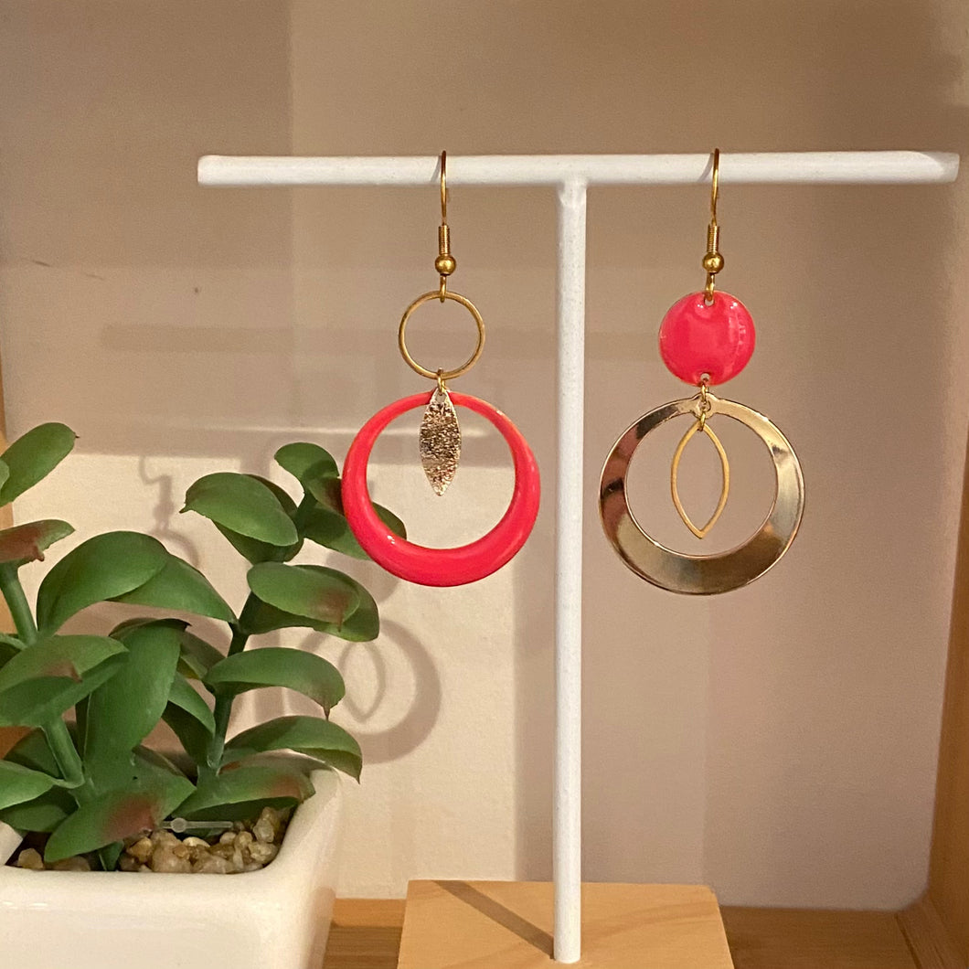 Boucles d'oreilles Prisca asymétriques créoles rose