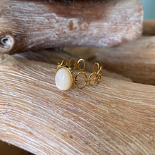 Charger l&#39;image dans la galerie, Bague Ornella nacre blanc lumineux