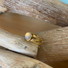 Charger l&#39;image dans la galerie, Bague Ava cabochon pierre de lune