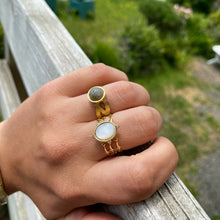 Charger l&#39;image dans la galerie, Bague Ava cabochon labradorite
