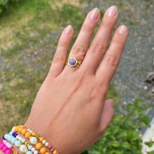 Charger l&#39;image dans la galerie, Bague Ava cabochon lépidolite violet