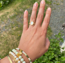 Charger l&#39;image dans la galerie, Bague Ornella nacre blanc lumineux