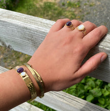 Charger l&#39;image dans la galerie, Bague Ornella pierres amethyste et nacre blanc lumineux