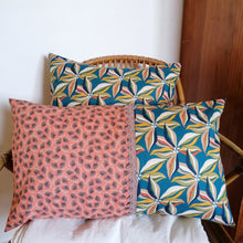 Charger l&#39;image dans la galerie, Coussin Hibiscus - Gin&#39;Hirondelle