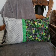 Charger l&#39;image dans la galerie, Coussin oasis rectangulaire dentelle verte