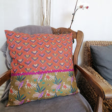 Charger l&#39;image dans la galerie, Coussin cacatoès carré 50 cm croquet fushia
