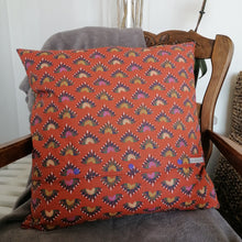 Charger l&#39;image dans la galerie, Coussin cacatoès  dos plumes carré 50 cm