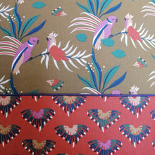 Charger l&#39;image dans la galerie, Coussin cacatoès carré 50 cm détail devant passepoil violet