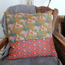 Charger l&#39;image dans la galerie, Coussin cacatoès 50 x50 passepoil violet
